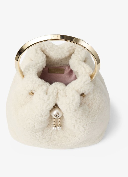 Jimmy Choo Bon Bon handtas van lamsvacht - detail gebroken wit