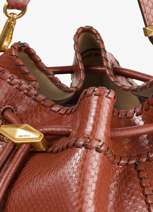 Jimmy Choo Cinch M schoudertas van leer met slangenstructuur - detail 2 cognac