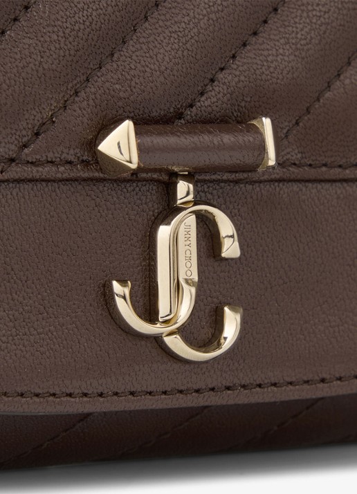 Jimmy Choo Curve clutch van lamsleer met afneembare schouderriem - detail 3 donkerbruin