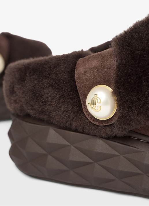 Jimmy Choo Diamond Maxi Mule/F instapper van lamssuède - detail 2 donkerbruin