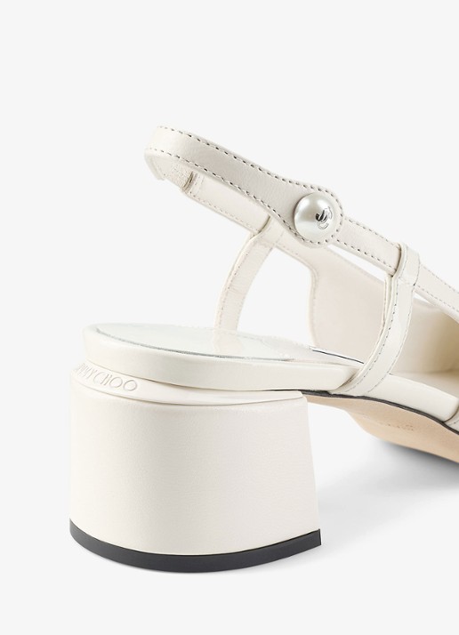 Jimmy Choo Elisa 45 slingback van leer met lakfinish - detail 2 gebroken wit