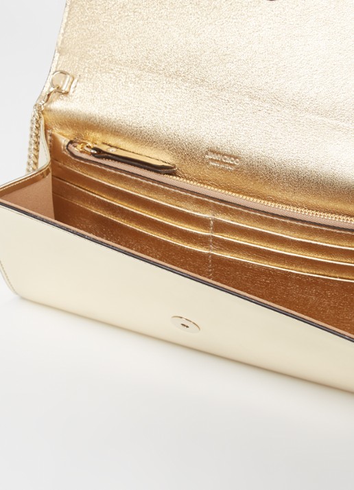 Jimmy Choo Emmie clutch met metallic finish en afneembare schouderriem - detail 2 goud