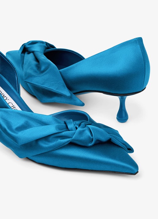 Jimmy Choo Issy 50 pump van satijn - detail 3 lagoon / blauw