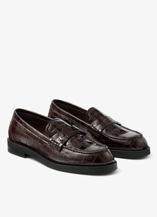 Jimmy Choo Ivy loafer van kalfsleer met crocostructuur - voorkant 3 donkerbruin