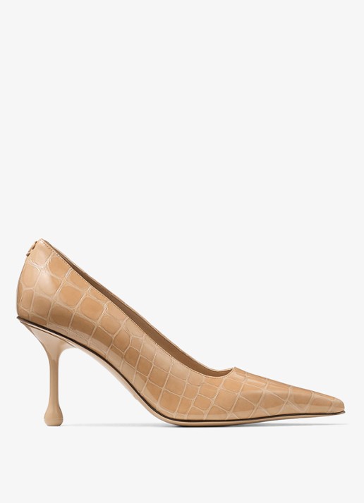 Jimmy Choo Ixia 80 pump van kalfsleer met crocostructuur - voorkant beige