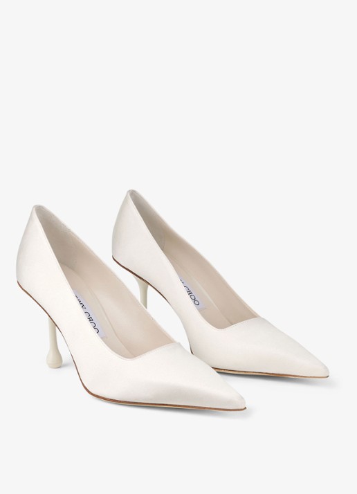 Jimmy Choo Ixia 80 pump van satijn - detail 2 gebroken wit