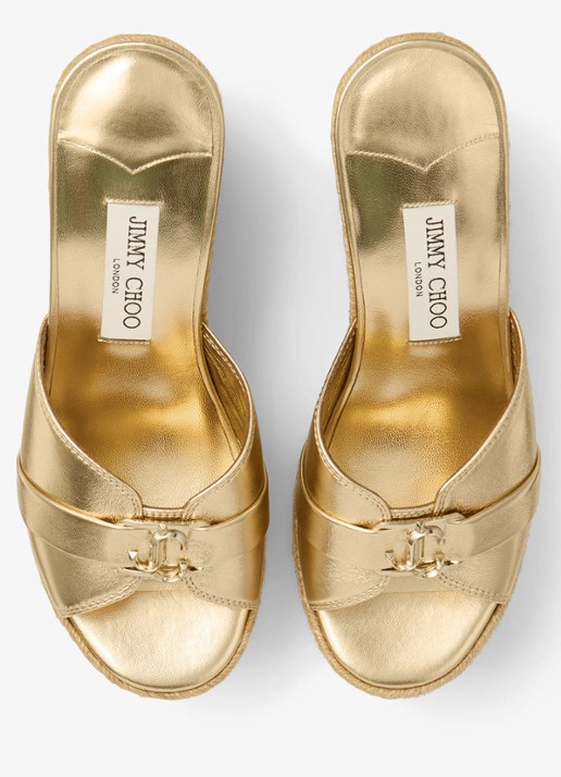 Jimmy Choo Leda Wedge 100 sleehak van lamsleer met metallic finish - detail goud