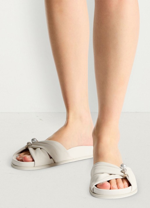 Jimmy Choo Rafi slipper van lamsleer - voorkant 2 gebroken wit