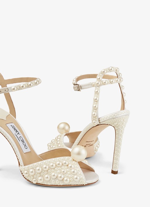 Jimmy Choo Sacora sandalette van satijn met imitatieparels - detail wit