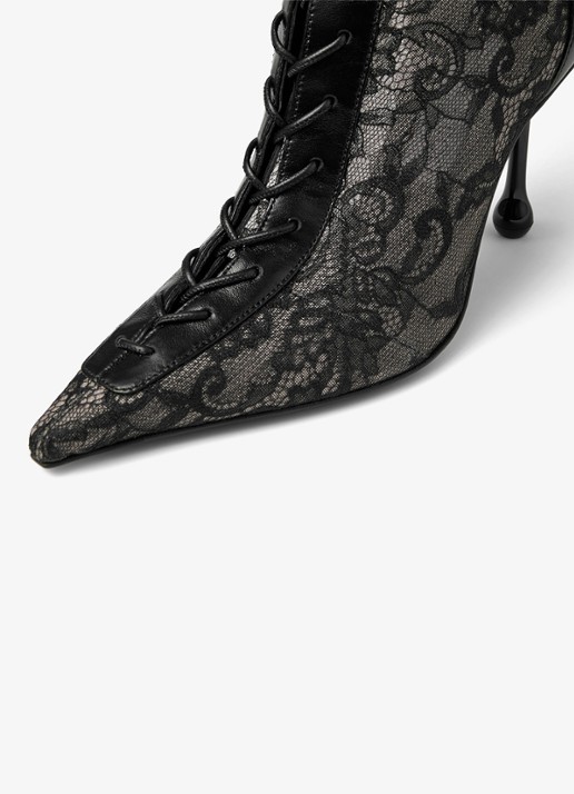 Jimmy Choo Scarlett 95 enkellaarsje van kant met lamsleren details - detail zwart