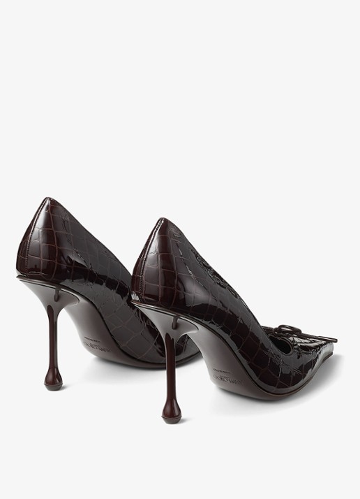 Jimmy Choo Scarlett 95 pump van kalfsleer met crocostructuur - achterkant 3 donkerbruin