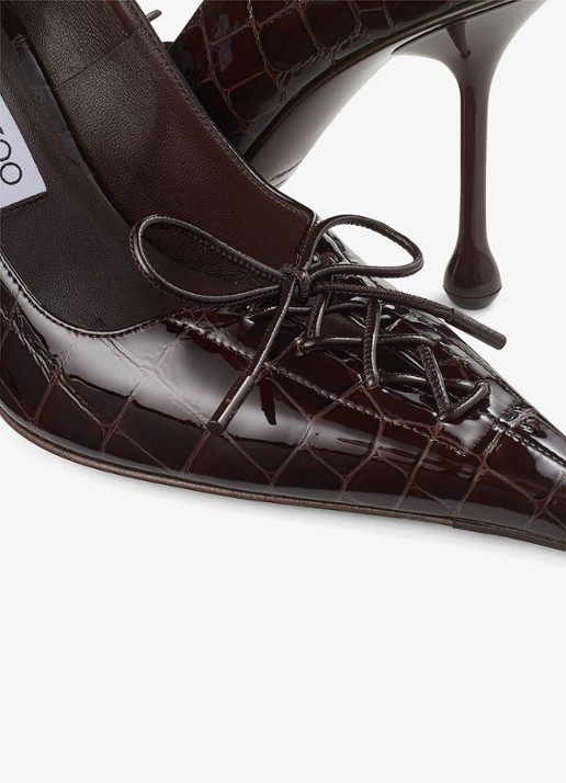 Jimmy Choo Scarlett 95 pump van kalfsleer met crocostructuur - detail 5 donkerbruin