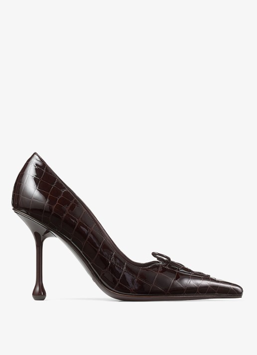 Jimmy Choo Scarlett 95 pump van kalfsleer met crocostructuur - voorkant donkerbruin