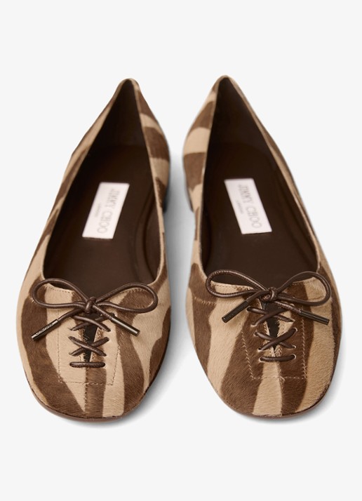 Jimmy Choo Scarlett ballerina van kalfsleer met ponyhair - detail 2 bruin