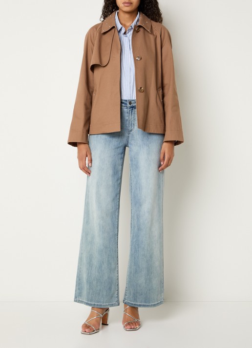 Joseph Ribkoff Trenchcoat met strikceintuur en studs - voorkant 3 lichtbruin