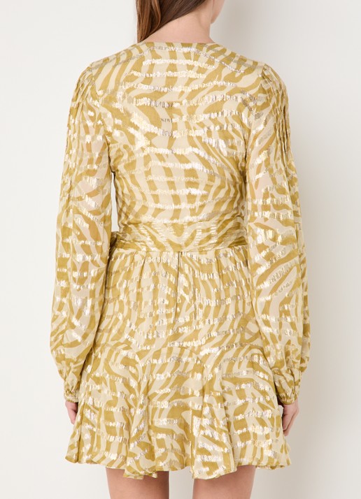 JOSH V Aliya mini wikkeljurk met jacquard dessin en lurex - achterkant 5 mosterd