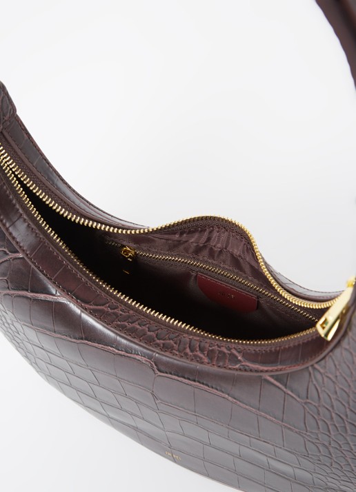 JW PEI Carly schoudertas met crocostructuur - detail 3 bordeauxrood
