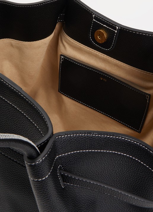 JW PEI Hana Large schoudertas met logo - detail zwart