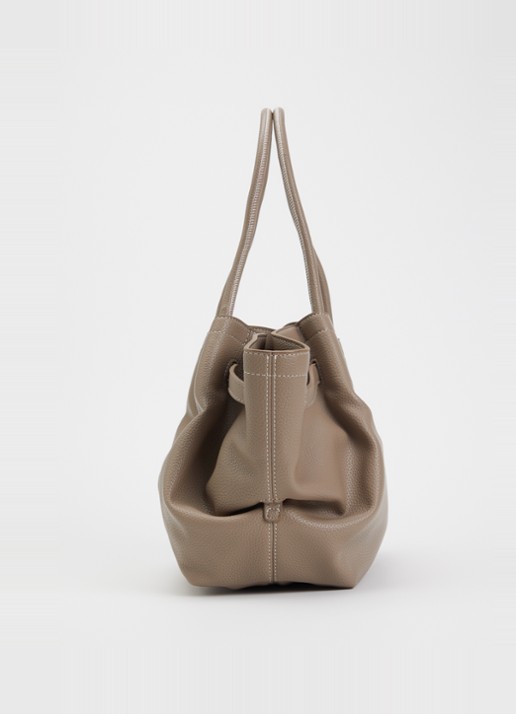JW PEI Hana Medium schoudertas met logo - detail 2 taupe