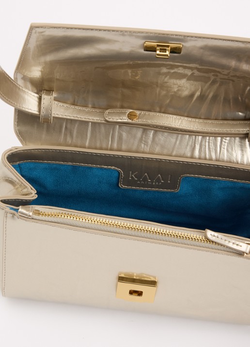 KAAI Ikon clutch van kalfsleer met lakfinish en verstelbare schouderriem - detail 5 goud