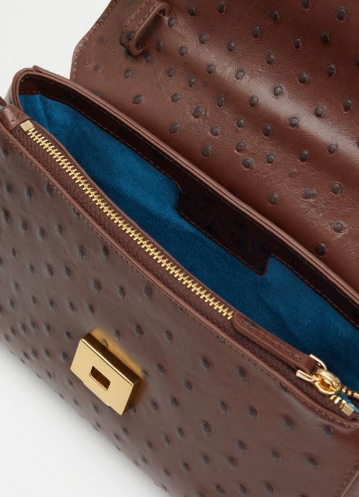 KAAI Ikon clutch van kalfsleer met textuur en afneembare schouderriem - detail 3 hazelnootbruin