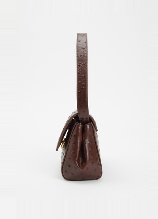 KAAI Ikon clutch van kalfsleer met textuur en afneembare schouderriem - detail 4 hazelnootbruin