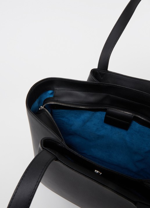 KAAI Midi Pyramid schoudertas van leer met 13.5 inch laptopvak - detail 2 zwart