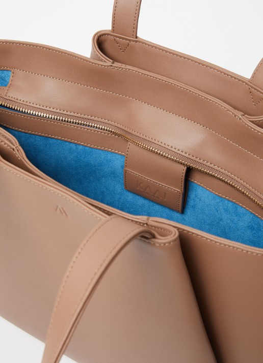 KAAI Midi Pyramid schoudertas van leer met 13.5 inch laptopvak - detail 2 taupe