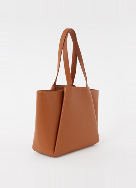 KAAI Midi Pyramid schoudertas van leer met 13.5 inch laptopvak - achterkant cognac