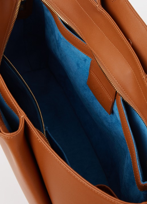 KAAI Midi Pyramid schoudertas van leer met 13.5 inch laptopvak - detail 2 cognac