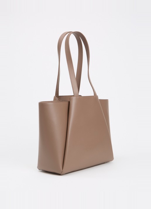 KAAI Midi Pyramid schoudertas van leer met 13 inch laptopvak - achterkant taupe