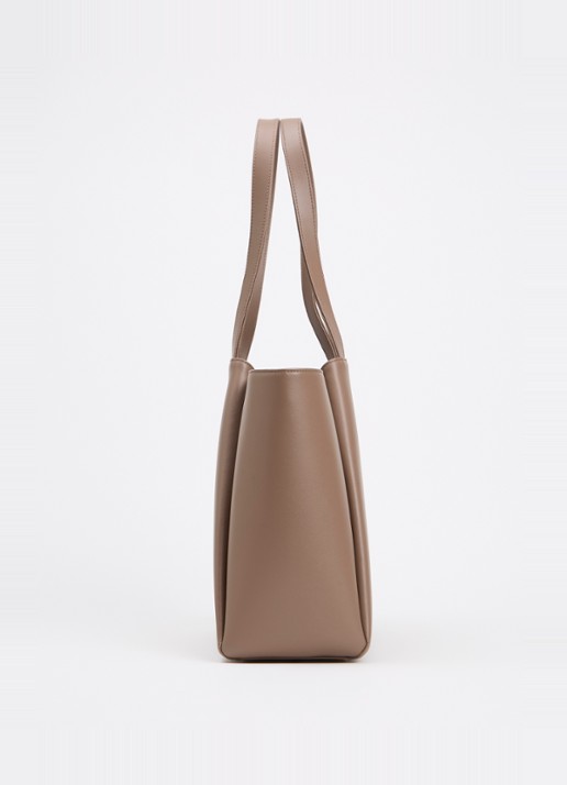 KAAI Midi Pyramid schoudertas van leer met 13 inch laptopvak - detail 3 taupe