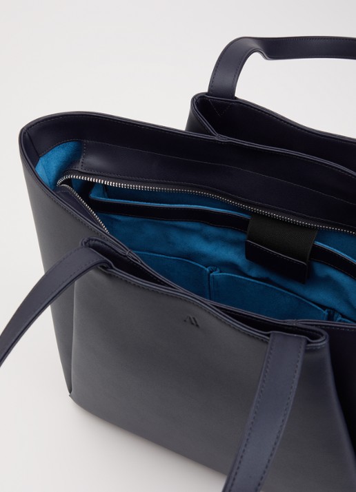 KAAI Pyramid schoudertas van leer met 15 inch laptopvak - detail 2 blauw