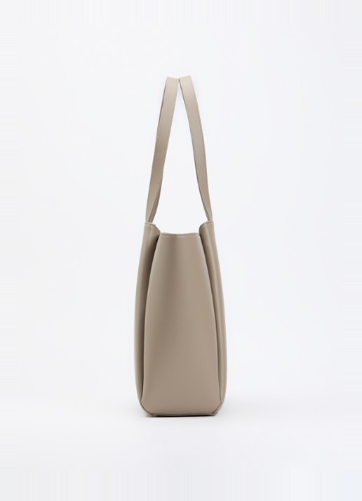 KAAI Pyramid schoudertas van leer met 15 inch laptopvak - detail 2 taupe