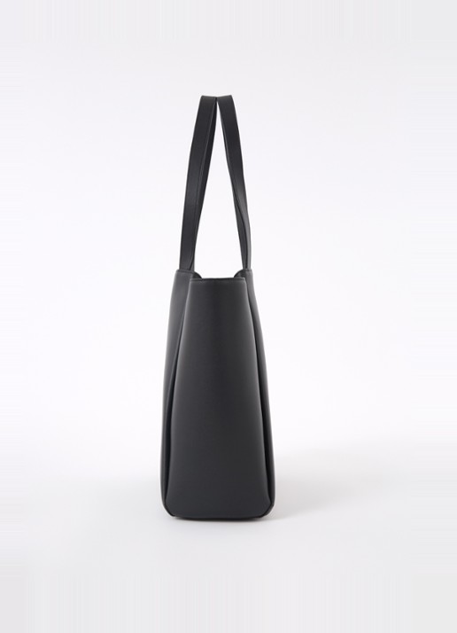 KAAI Pyramid schoudertas van leer met 15 inch laptopvak  - detail 4 zwart