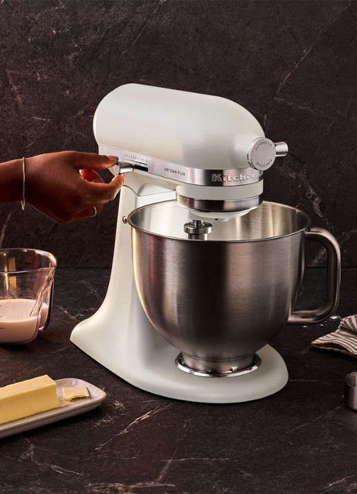 KitchenAid Artisan Plus keukenmachine met kantelbare kop 4,7 liter - voorkant 5 porcelain white
