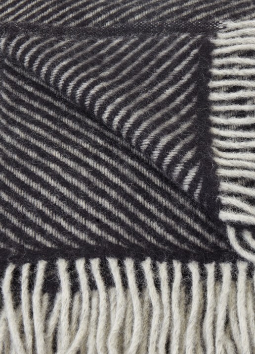 Klippan Carl plaid van wol 200 x 130 cm - detail zwart