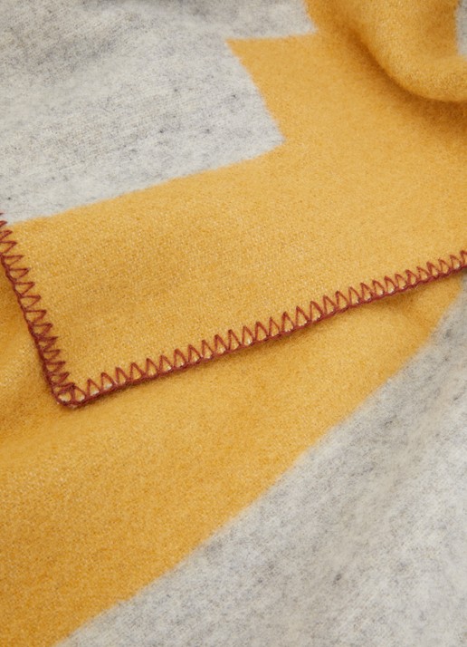 Klippan Plan plaid van lamswol 130 x 180 cm - detail 3 mosterd
