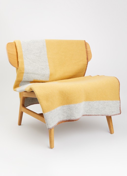 Klippan Plan plaid van lamswol 130 x 180 cm - voorkant 2 mosterd