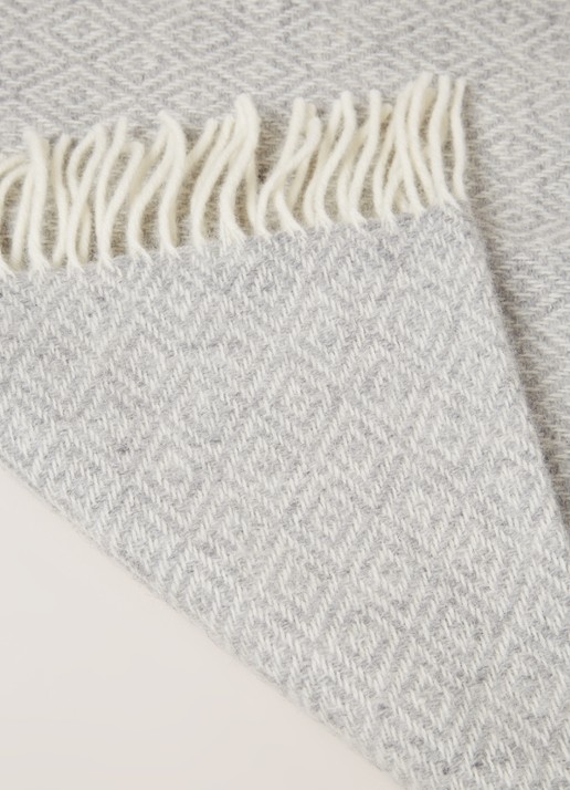 Klippan Stella plaid van lamswol 130 x 200 cm - detail 3 lichtgrijs