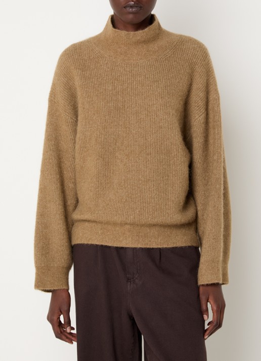Knit-ted Cechi grofgebreide trui met opstaande kraag - detail camel