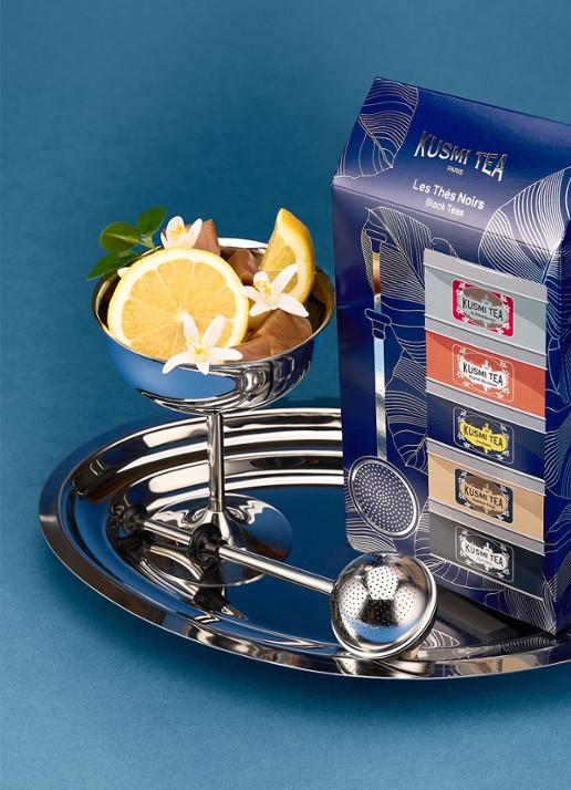 Kusmi Tea Black Teas losse thee met thee-infuser in geschenkverpakking 100 gram - voorkant 3 beige
