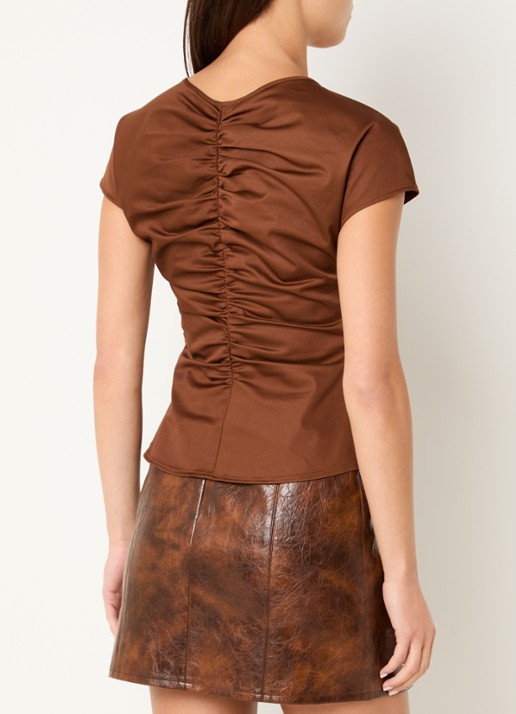 Laagam Simone top met plooidetail - achterkant bruin