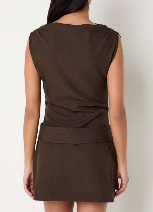Laagam Zola mini jurk met ceintuur en gedrapeerd detail - achterkant bruin