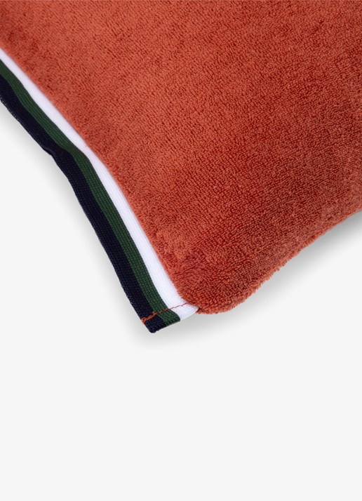 Lacoste L Le Club sierkussenhoes 33 x 57 cm  - voorkant 5 roestbruin