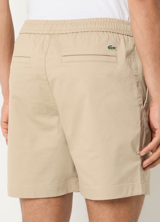 Lacoste Straight fit korte joggingbroek met logo en steekzakken - achterkant beige