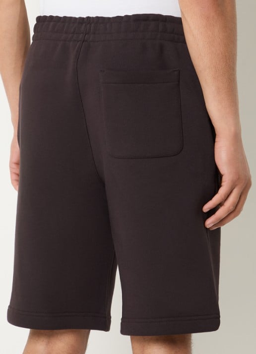Lacoste Straight fit korte joggingbroek met logo en steekzakken - achterkant donkerbruin