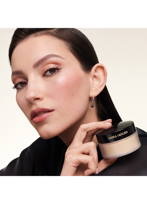 Laura Mercier Indulgent Icons Translucent Loose Setting Powder + Puff - Limited Edition make-up set - detail 4 translucent