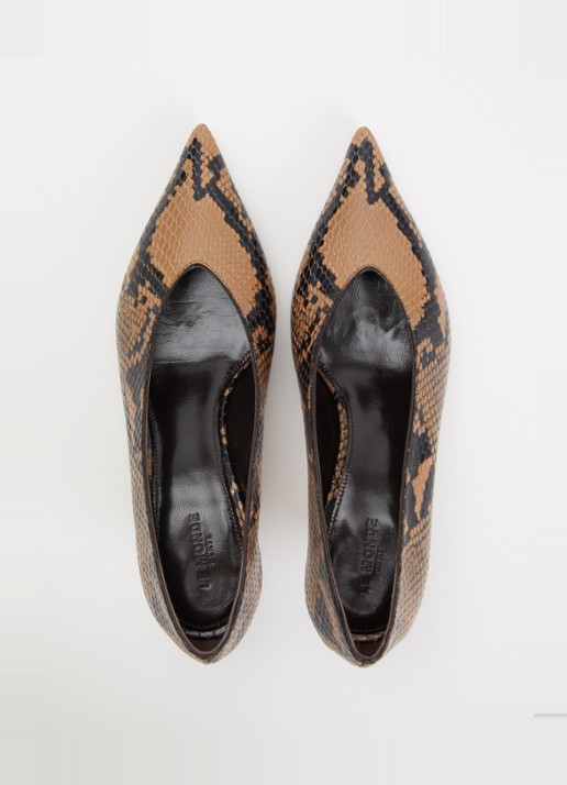 Le Monde Béryl Babouche pump van kalfsleer met slangenprint en -structuur - detail 2 roestbruin