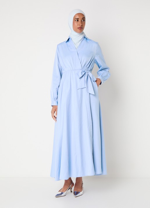 LES Atelier Sofia maxi wikkeljurk met steekzakken - detail lichtblauw